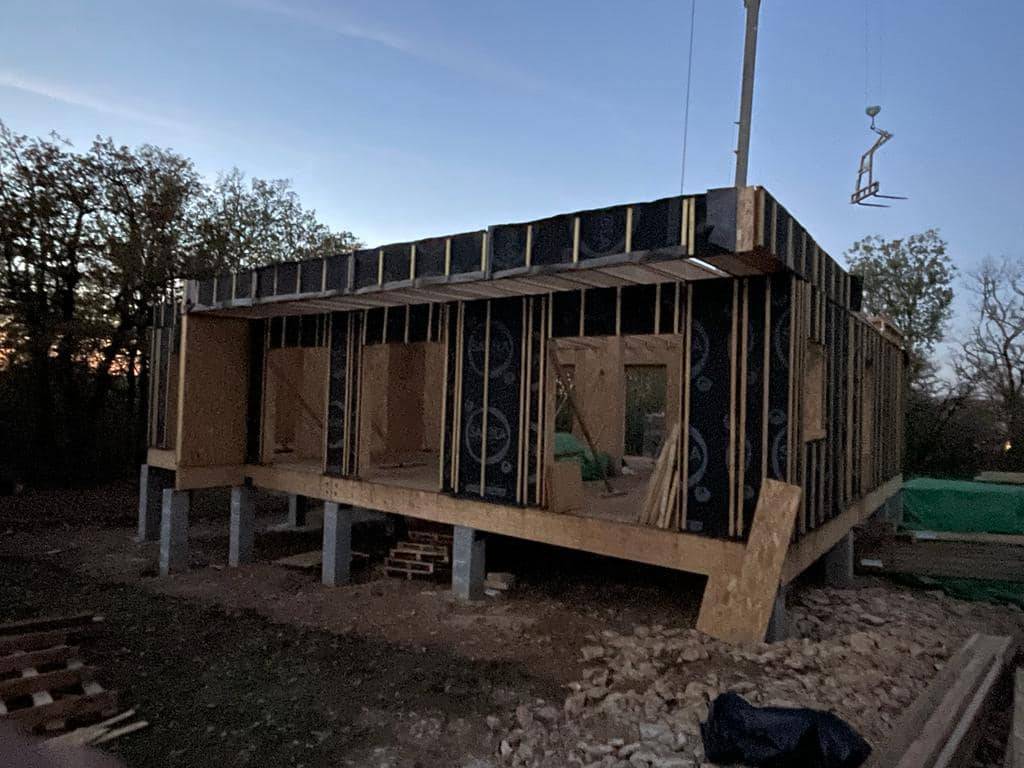 Une maison ossature bois Facibloc montée sur plot béton à Grenoble